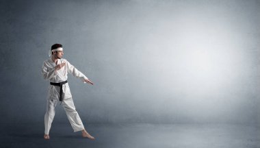 Boş bir alanda mücadele küçük karate adam