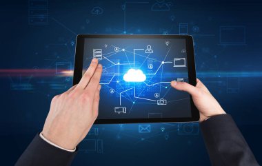 Tablet bulut office konseptiyle ilk kişi görünümü