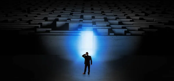 Geschäftsmann beginnt eine Herausforderung im dunklen Labyrinth — Stockfoto