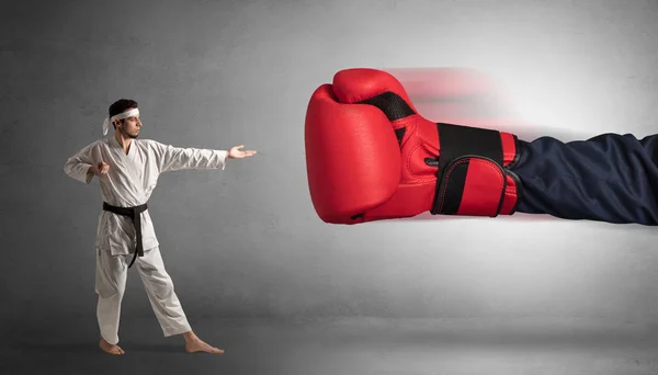 Liten man slåss med stora röda boxning handske — Stockfoto