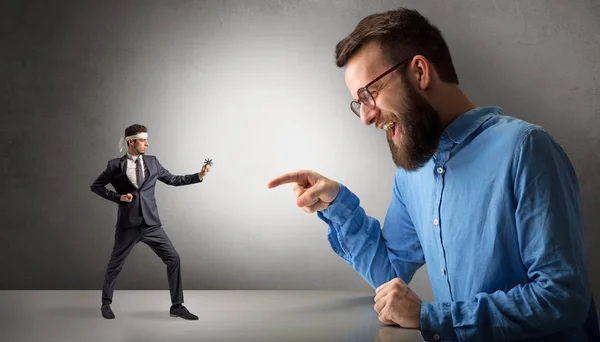 Riesenmann brüllt einen kleinen Karate-Mann an — Stockfoto