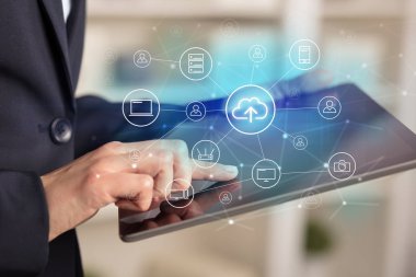 İş kadını tablet bulut teknoloji kavramı ile kullanma