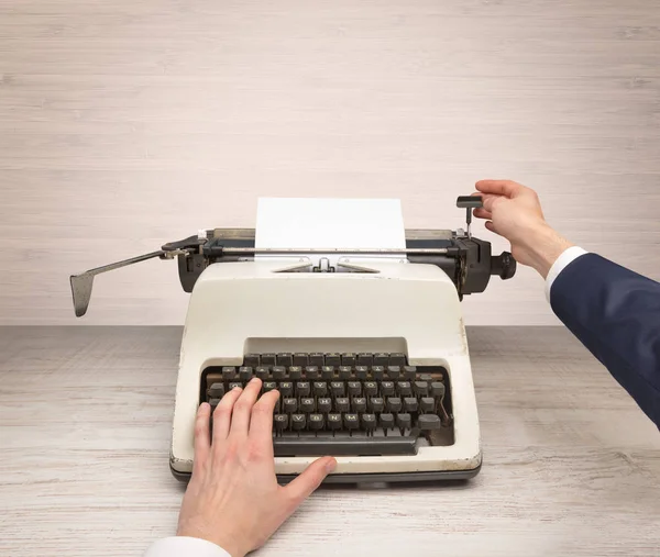 Primeira pessoa perspectve mão escrevendo em uma máquina de escrever oldschool — Fotografia de Stock