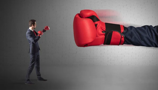 Бизнесмен борется в боксерских перчатках — стоковое фото