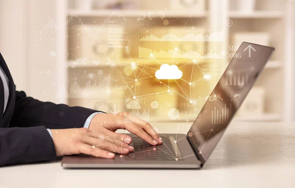 Business woman working on laptop with cloud technology concept — Stock Photo, Image