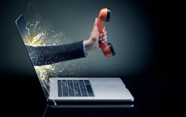 El ile bir dizüstü bilgisayar dışarı geliyor telefon