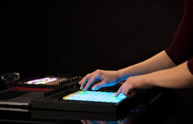 Karıştırma müzik MIDI denetleyicisi üzerindeki el