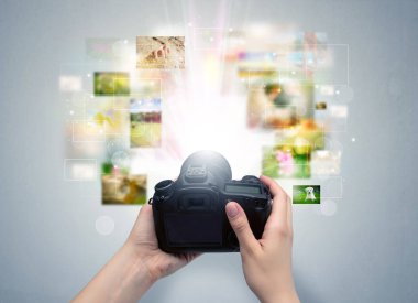 El yaşam olayları digital fotoğraf makinesi ile yakalar.