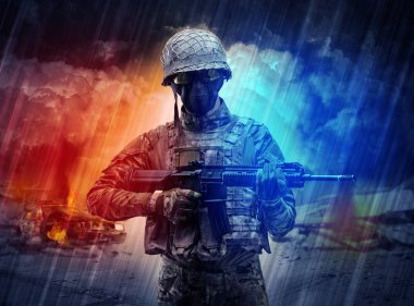 Silahlı asker toz fırtınanın ortasında duran