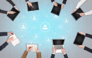 Dizüstü bilgisayarlar ve office konseptiyle tablet üzerinde çalışan bir grup ile aygıt içinde insan eller