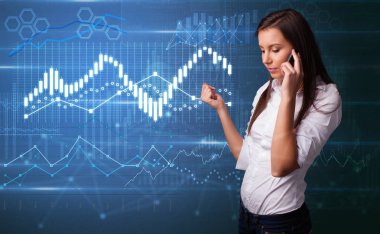 Arka planda diyagramları ile telefonda konuşurken kişi