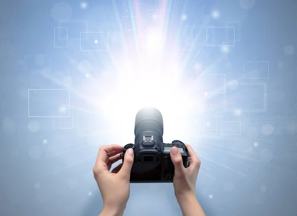 Hand nemen foto met gloeiende flash concept — Stockfoto