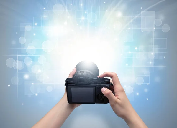 Hand nemen foto met gloeiende flash concept — Stockfoto