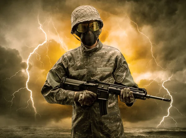 Soldado armado parado en un clima oscuro — Foto de Stock