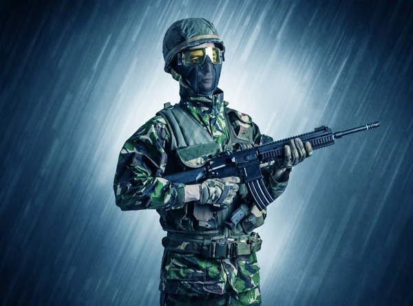 Soldat steht bei Regenwetter — Stockfoto