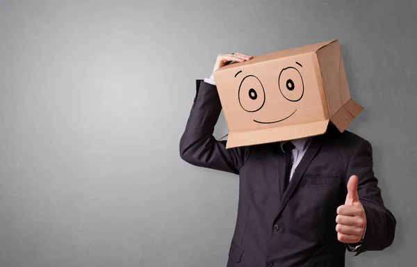 Hombre con cabeza de caja de cartón sonriente — Foto de Stock