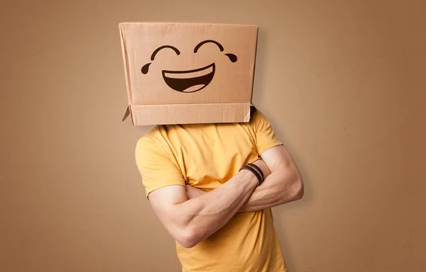 Homme drôle souriant avec tête de boîte en carton — Photo