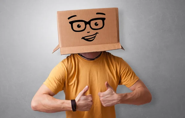Mutlu karton kutu yüzü olan genç adam — Stok fotoğraf