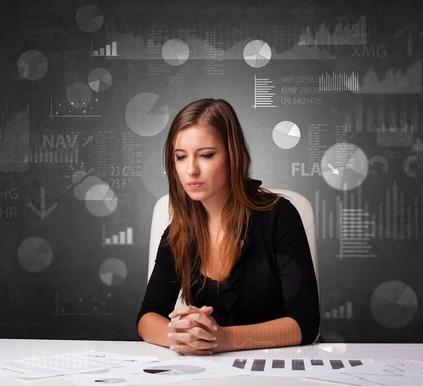 Manager bij het maken van rapporten en statistieken met schoolbord achtergrond Bureau — Stockfoto