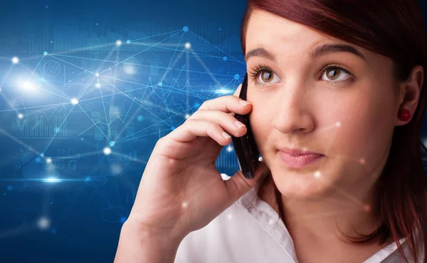 Prata i telefon med nätverkskoncept — Stockfoto