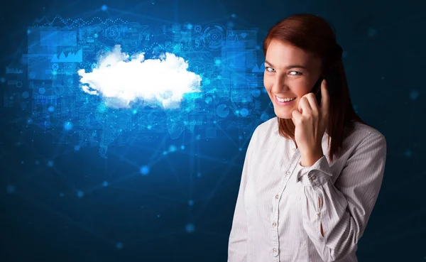 Osoba rozmawia przez telefon z koncepcja technologii chmury — Zdjęcie stockowe