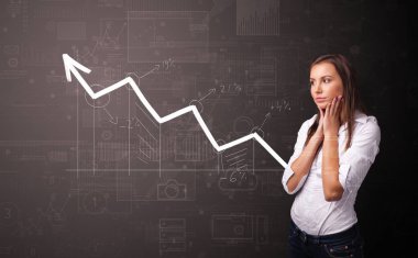 Artan grafik kavramı ile duran kişi