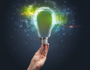 Koyu arkaplanda el ele tutuşan ampul