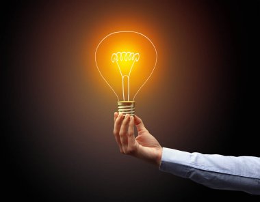 Koyu arkaplanda el ele tutuşan ampul