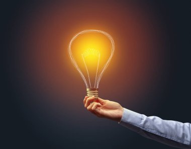 Koyu arkaplanda el ele tutuşan ampul