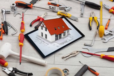 Tablet ve araçları 3d ev planı kavramı ile