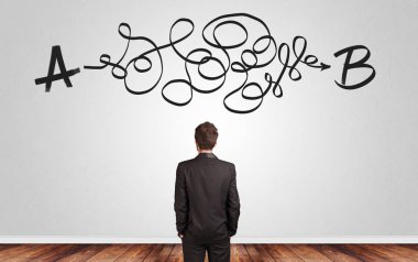 Bir duvarın önünde duran süre çözüm arayan iş adamı