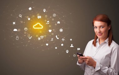 Bulut teknoloji kavramı ile telefon kullanan kişi