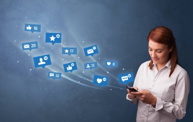 Sosyal medya kavramı ile telefon kullanan genç kişi
