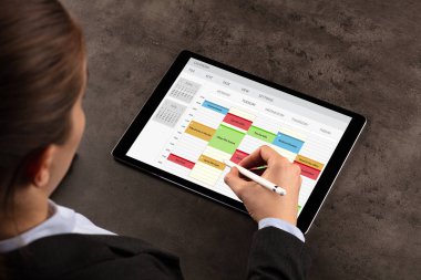 İş kadını zamanlama her programı Tablet