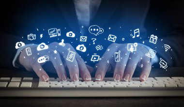 Klavye uygulama simgeleri ile yazarak kadın