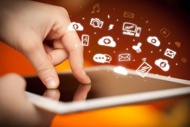 Tablet ile sosyal medya kavramı holding