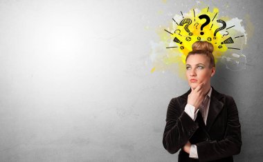 Soru işaretleri olan iş adamı