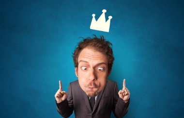 Taç ile küçük vücut üzerinde büyük kafa