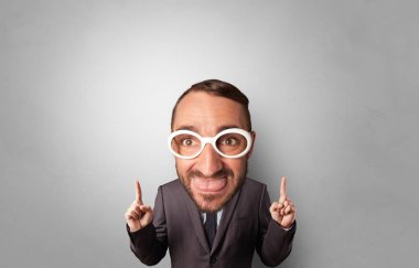 Koca kafa ile komik kişi