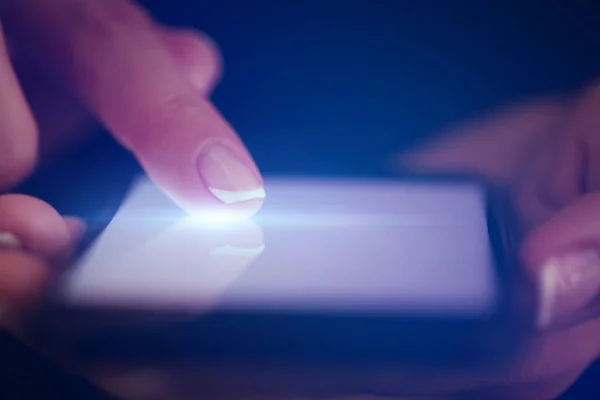 Finger berühren Telefon mit dunklem Hintergrund — Stockfoto