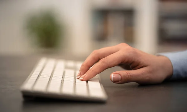 Ділова жінка вручну друкує на клавіатурі — стокове фото