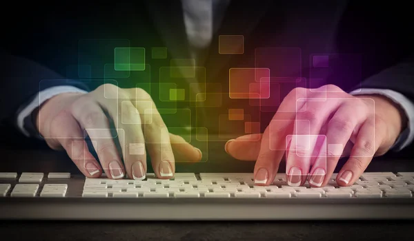 Женщина, печатающая на клавиатуре с красочной концепцией — стоковое фото