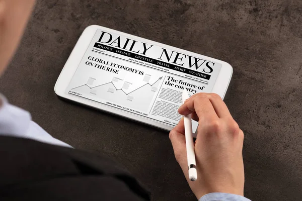 Business woman reading news — Stock Photo, Image