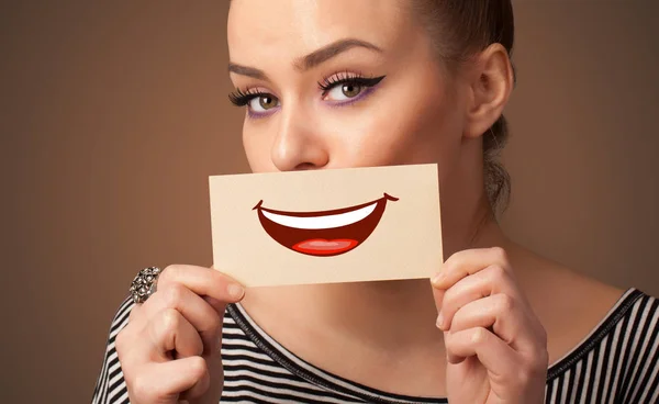 Persona che tiene la carta davanti alla bocca — Foto Stock