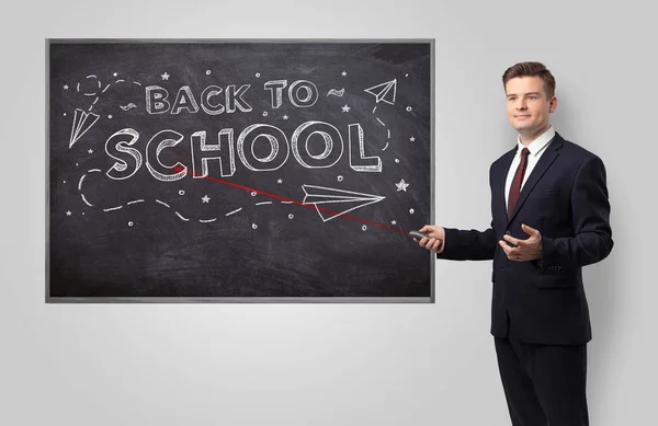 Schöner Mann unterrichtet im Klassenzimmer — Stockfoto