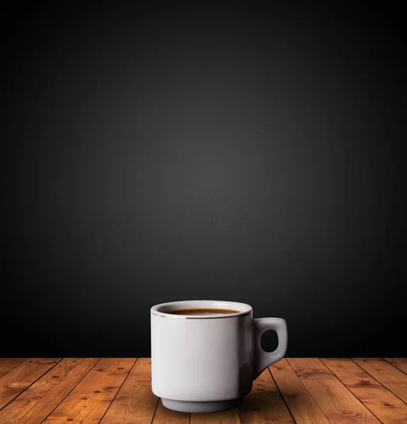 Чашка напитка на столе — стоковое фото