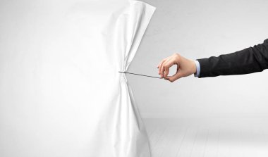 El çekerek beyaz kağıt perde