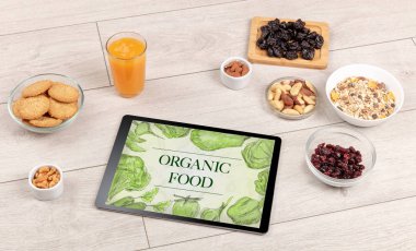 Masada taze yemek var.