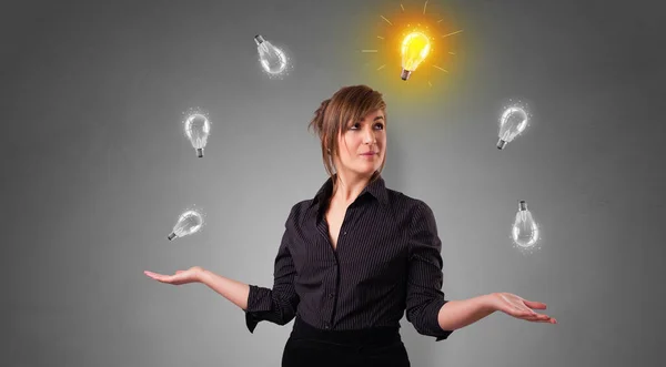 Glad person jonglera med glödlampor — Stockfoto