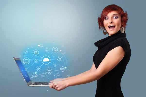 Женщина держит ноутбук с облачной концепцией системы — стоковое фото